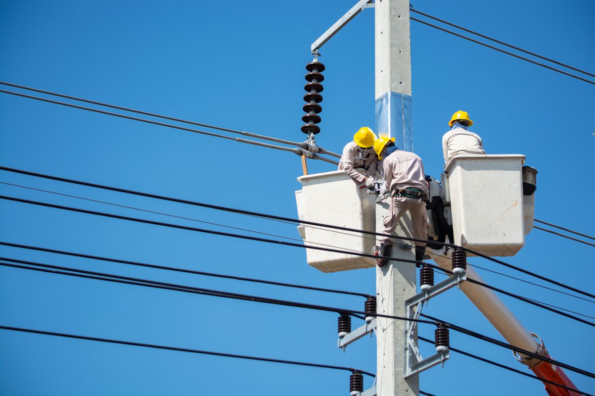 Elektrikáři pracují na elektrickém vedení
